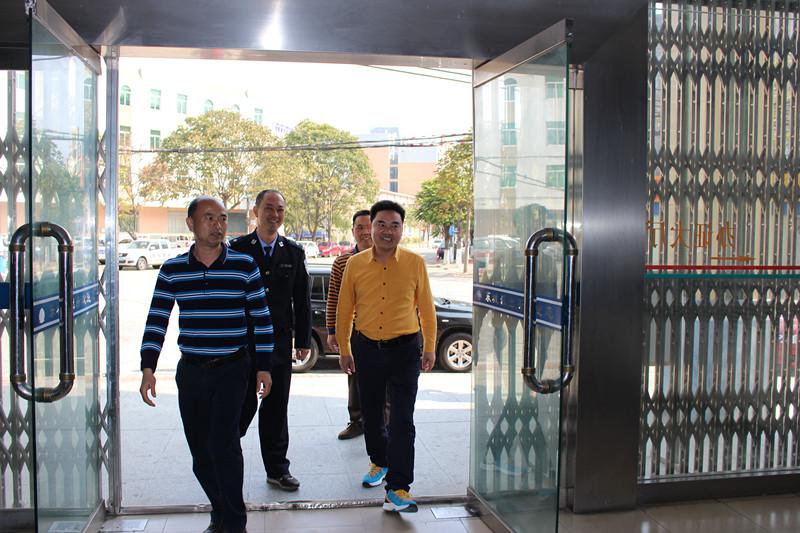 阳东区区委常委,东城镇镇委书记周开取同志(年初一)开展春节期间值班