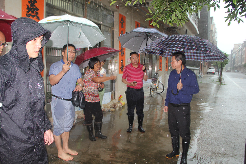 陈广尊副区长到福兴路福安路振仕路等路段察看暴雨灾情
