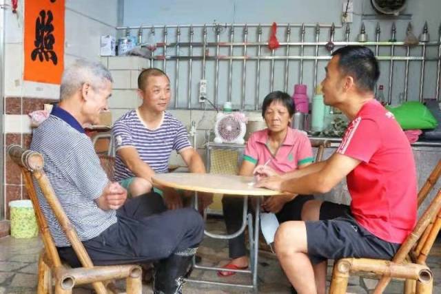 报平村村干部深入村民家中走访。