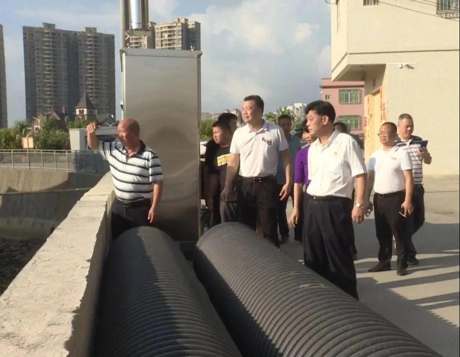 着世通同志陪同冯富基书记调研黑臭水体04.jpg